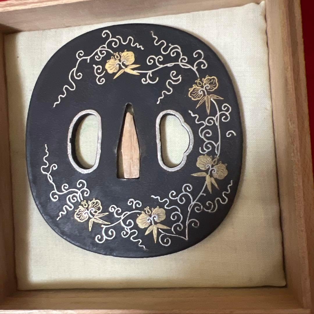 刀装具　鍔　金銀象嵌　木箱 送料無料 江戸時代 金銀象嵌 亀鶴松竹文鍔 木箱付 刀剣美術 2025